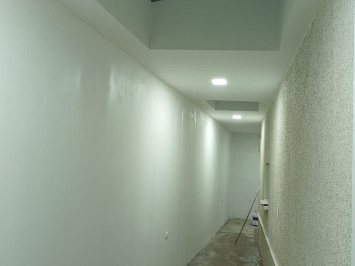 Pasillo largo recién pintado de blanco