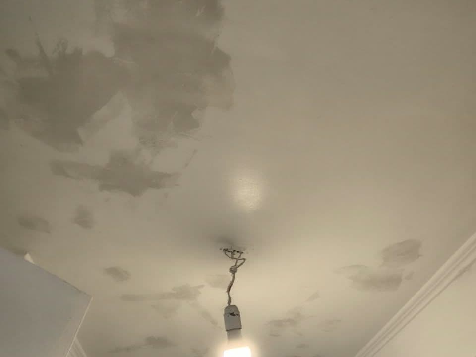 Cielo de baño con los retapes de pasta ya aplicados sobre las manchas, antes de pintar